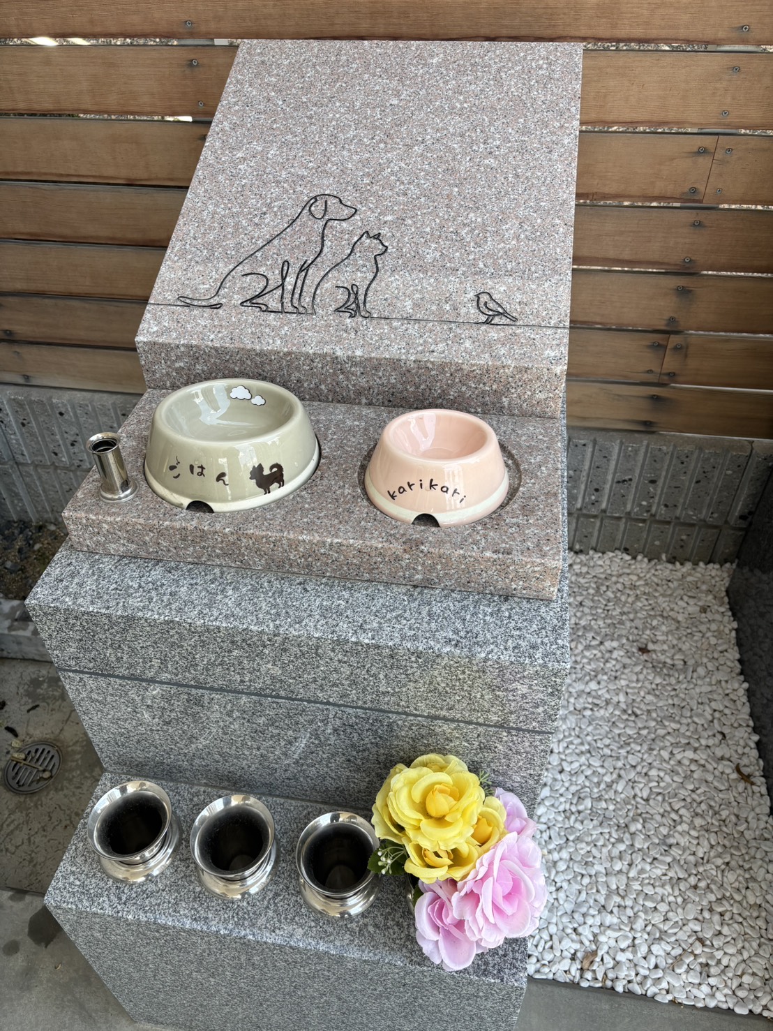 來迎寺のペット納骨墓。犬・猫・小鳥のレリーフとごはん・お水のお皿